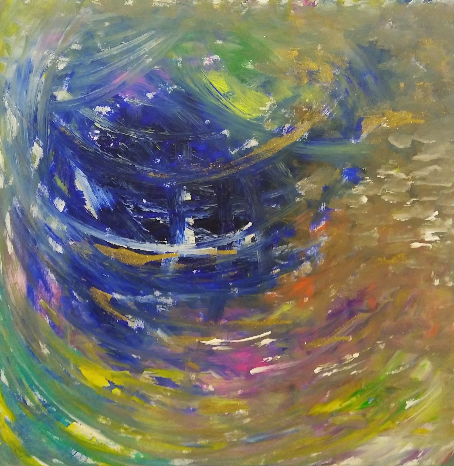 Peinture abstraite où une forme bleu profond, traversée d'or et de blanc, émerge d'un mouvement circulaire.
