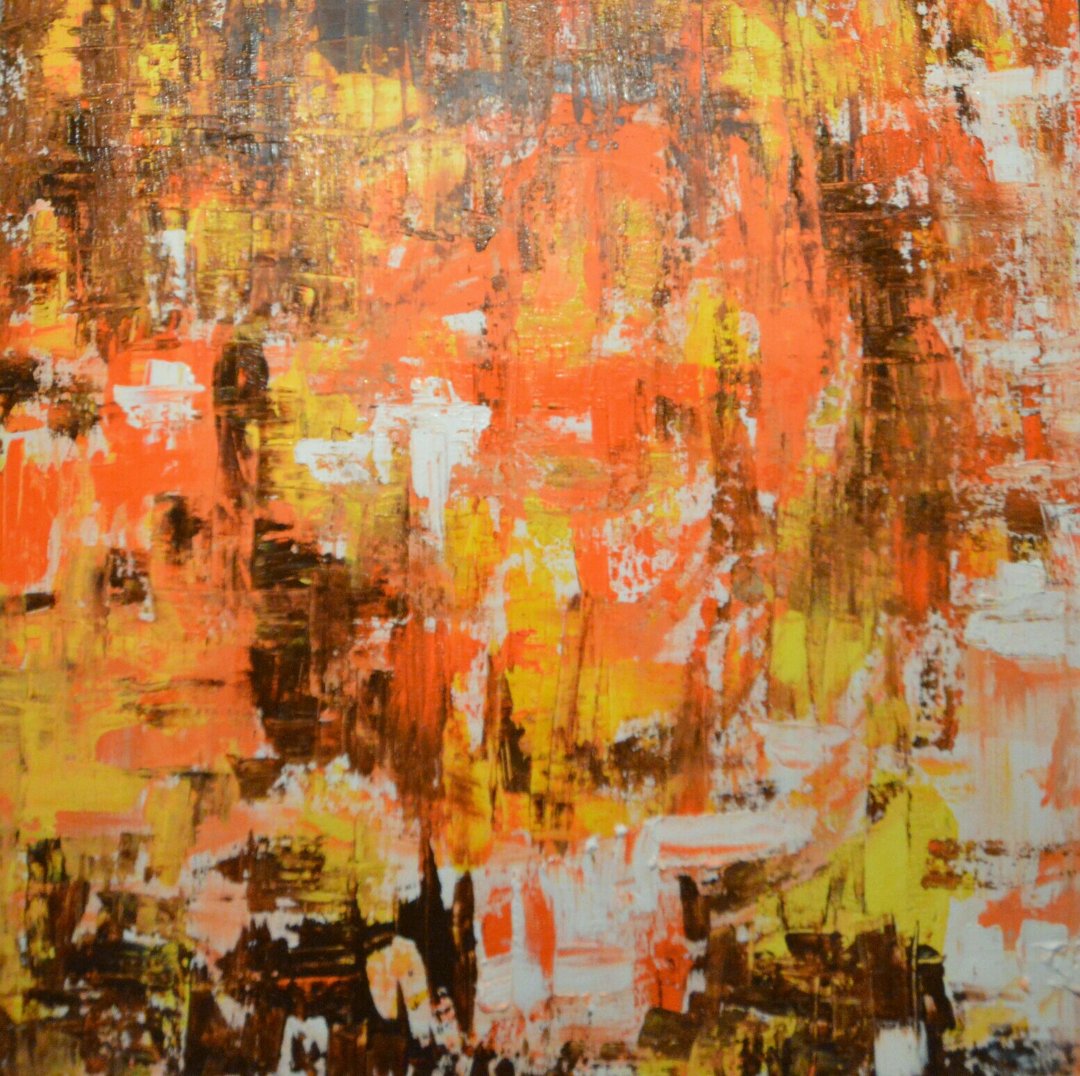 Peinture abstraite en orange, jaune et brun, aux empâtements verticaux traversés d'éclats blancs.